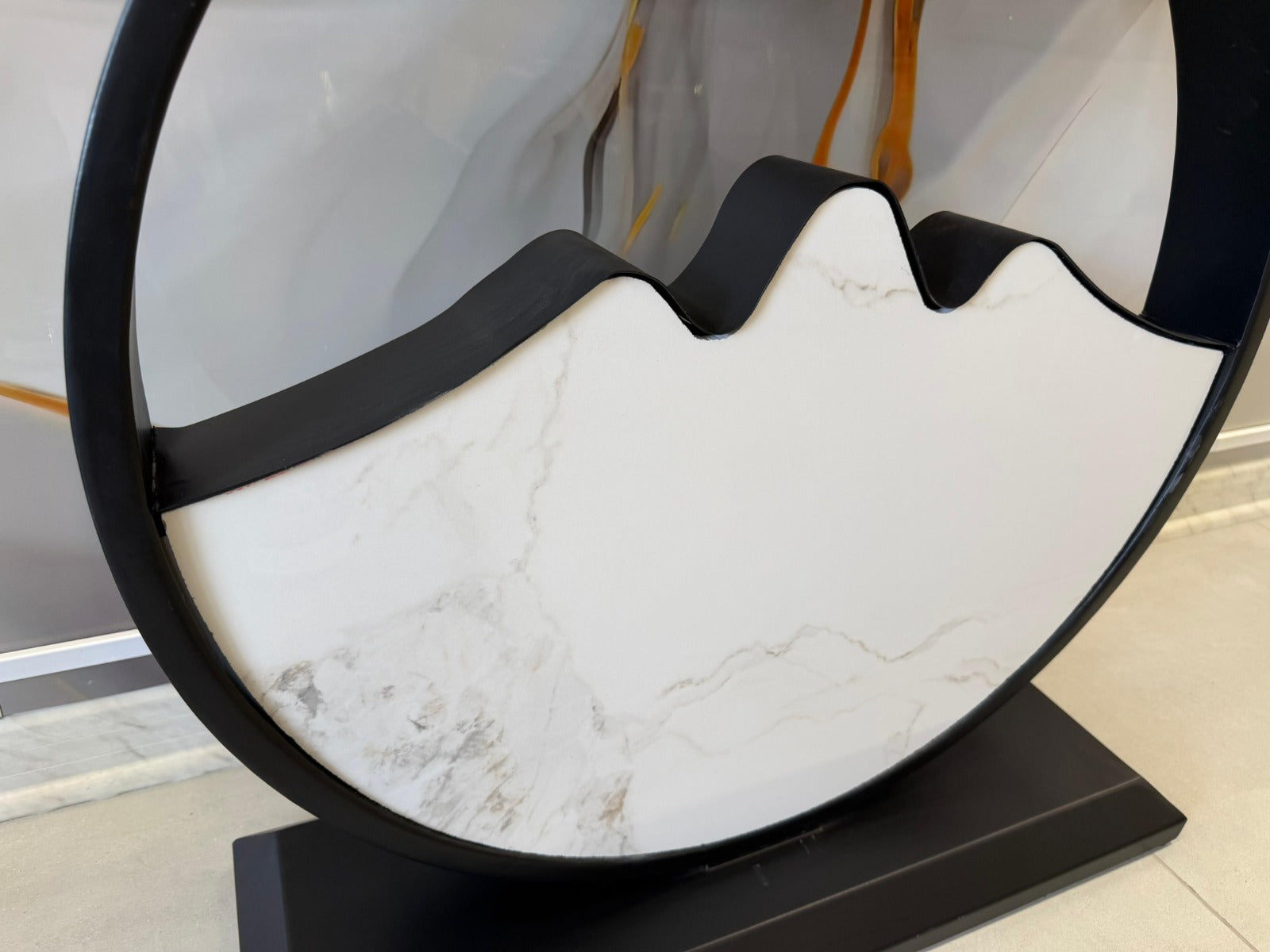 Mesita  Arrimo de Ceramic Top Blanco con Base Negra