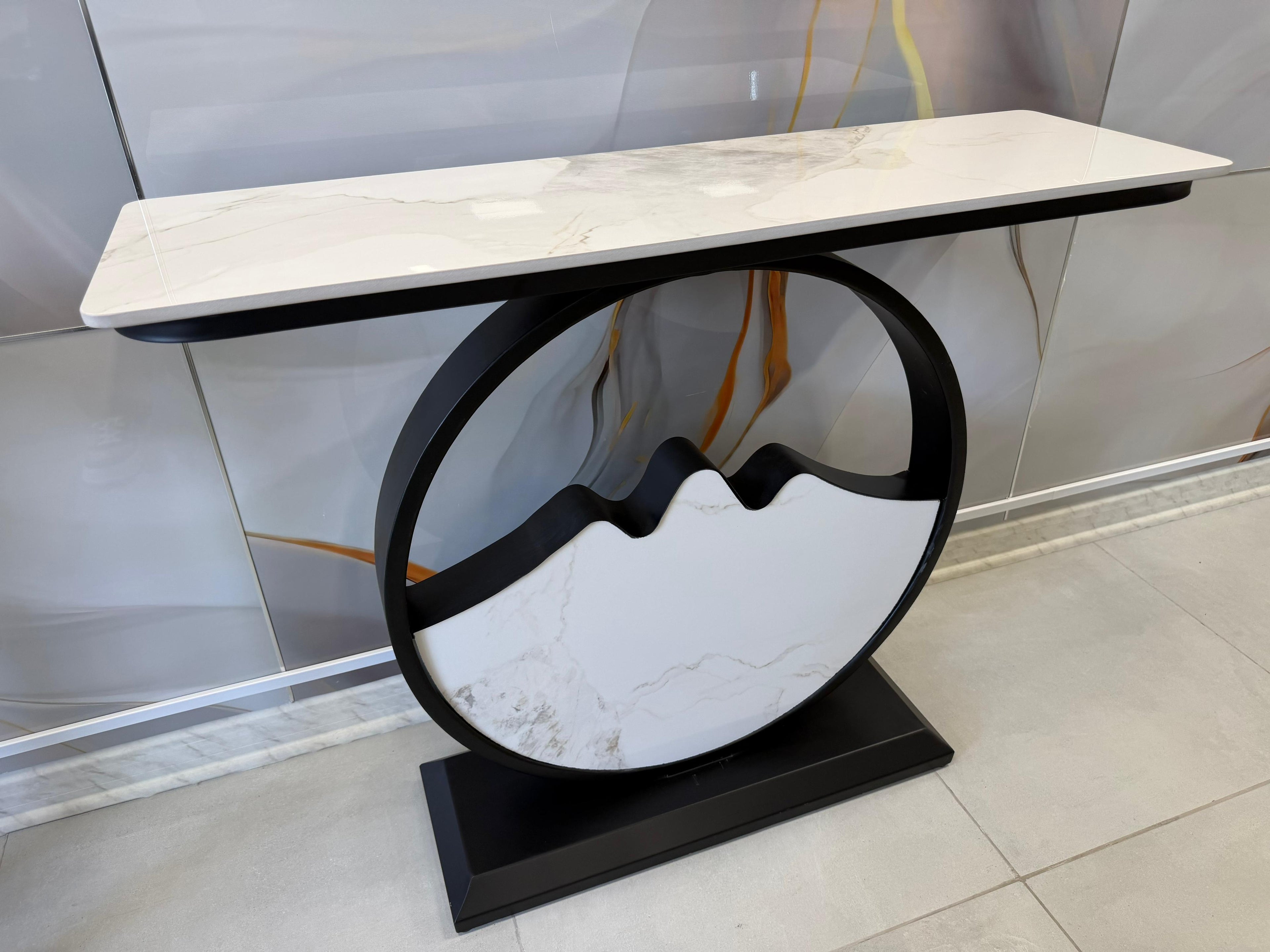 Mesa de Arrimo Ceramic TOP & Metal “Montañas Doradas” – Diseño Escultural para tu Hogar