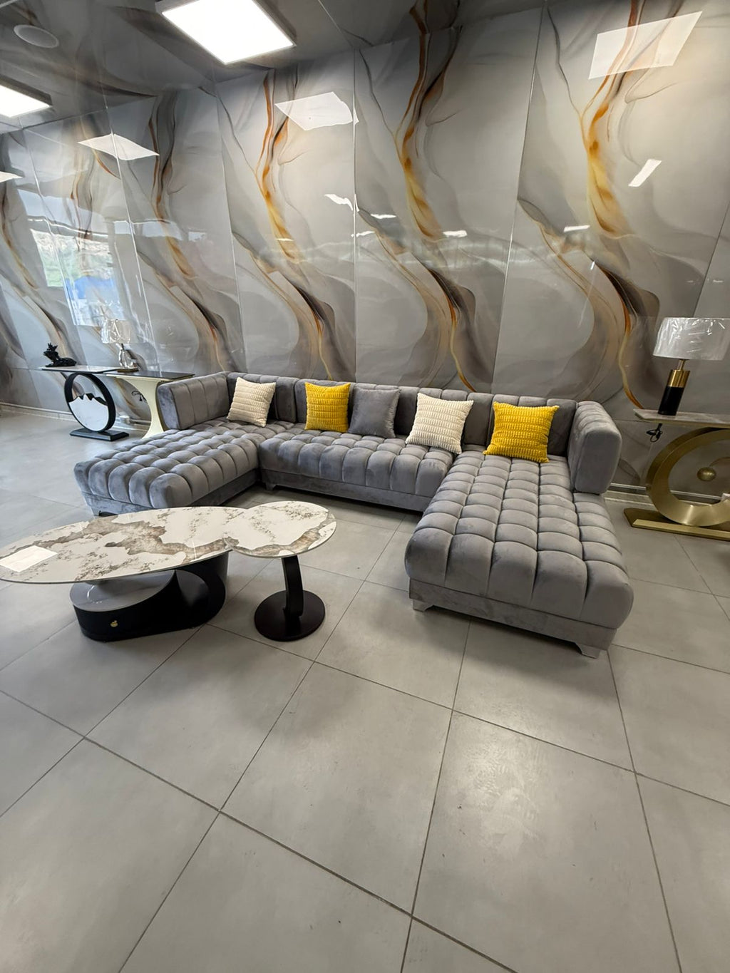Sofá Seccional Gris de Diseño con Chaise Lounge