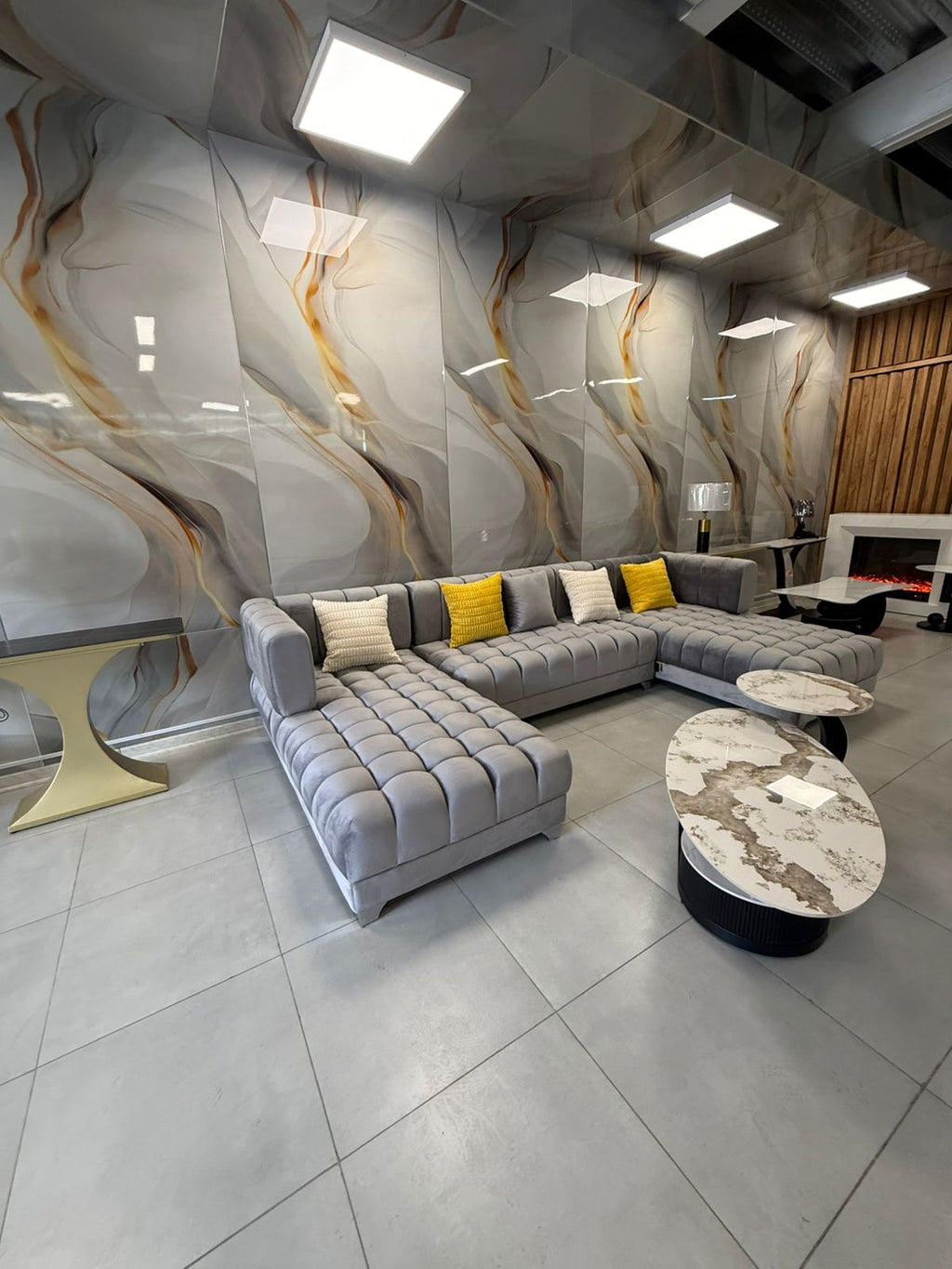 Sofá Seccional Gris de Diseño con Chaise Lounge